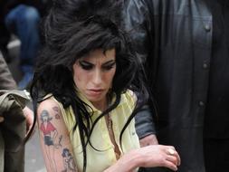 La cantante británica Amy Winehouse llega a la comisaria de Londres para declarar sobre la agresión a dos hombres. /REUTERS