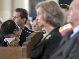 El Rey Juan Carlos junto a la Reina Sofía, en el funeral por las víctimas de la tragedia de Barajas celebrado en la catedral de la Almudena en Madrid. /EFE