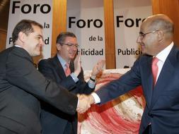 El consejero delegado de Vocento, José Manuel Vargas, saluda a Luis Abril en presencia del alcalde de Madrid, Alberto Ruiz Gallardón.