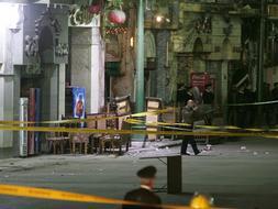 Vista de la zona del mercado de Jan al Jalili, en el centro de El Cairo, tras la explosión./ Efe