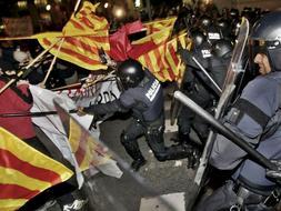 Los Mossos d'Esquadra intentan parar una manifestación la semana pasada en Barcelona. /Efe