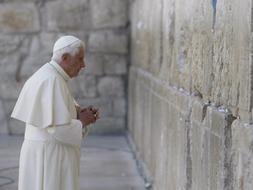 El papa Benedicto XVI reza delante del Muro de las Lamentaciones de Jerusalén tras haber depositado su petición entre las piedras. / Efe