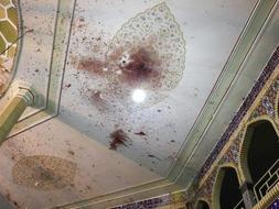 Sangre en el techo de la mezquita de Zahedan tras el atentado. / Reuters