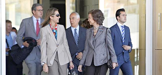 La Reina, junto a la infanta Elena, sale de la Clínica Quirón de Madrid. / Efe | Atlas