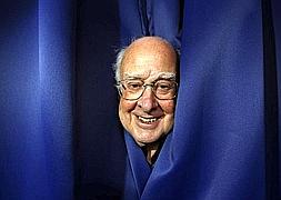 Peter Higgs posa sonriente. / D. Horn (Reuters)