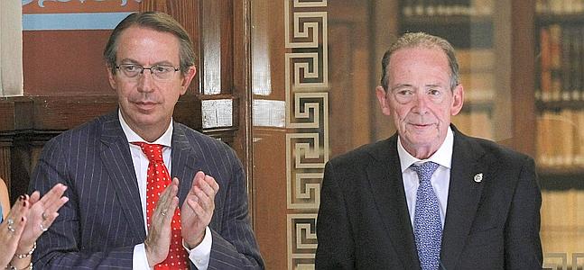 El director de la Real Academia Española y el presidente de la Agencia Efe, en la sede de la RAE. / Zipi (Efe)