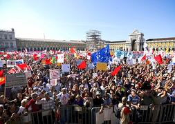 Miles de personas protestan en la Plaza del Comercio, en Lisboa. / Efe