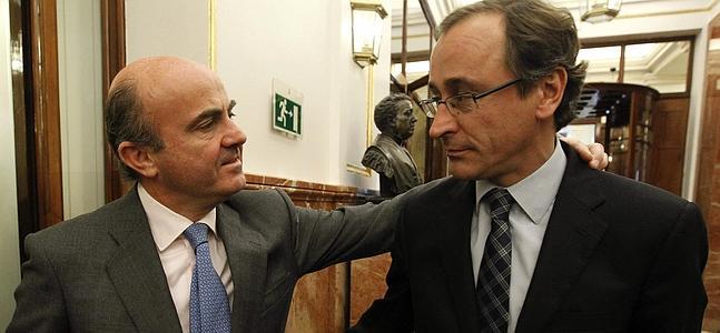 De Guindos, junto a Alfonso Alonso. / Javier Lizón (Efe)