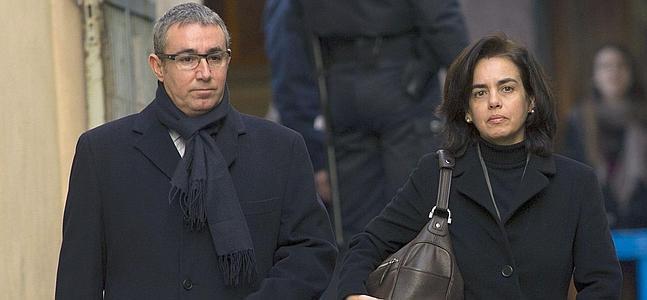 El exsocio de Urdangarin, acompañado de su mujer, a su llegada a los juzgados de Palma./ M. T. Díez (Efe) | Atlas