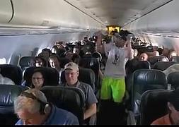Uno de los estudiantes bailando en el avión./ YouTube