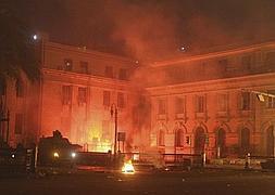 Varios vehículos de la policía llegan al lugar de los disturbios. / Reuters