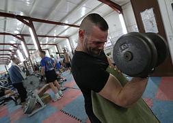 Un militar hace pesas en el gimnasio de la base de Herat. / Jaime García