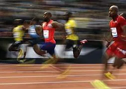 El atleta de Estados Unidos Tyson Gay, en acción al ganar los 100 metros. / Efe