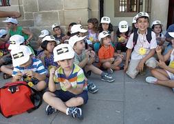 Un grupo de niños, durante una excursión urbana en Logroño. / Díaz Uriel