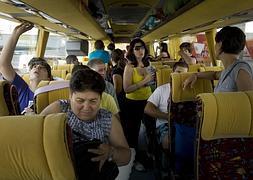 Trabajadores de la localidad jienense de Bailén parten hacia la vendimia francesa. / J. Pedrosa