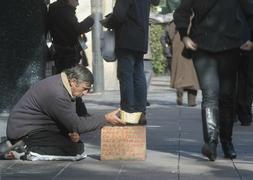 Un mendigo pidiendo en una calle. / Archivo