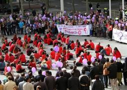 Concentración contra la violencia de género en el Ayuntamiento de Logroño. / M. Herreros