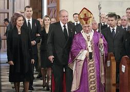 Los Reyes y los Príncipes de Asturias, junto al arzobispo de Madrid, a su entrada al funeral./ Efe | Atlas