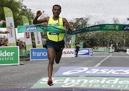 Bekele cruza en primera posición el maratón de París. / Gonzalo Fuentes (Reuters)