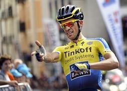 Contador cruza en primera posición en la meta de Ordizia. / Rafa Rivas (AFP)