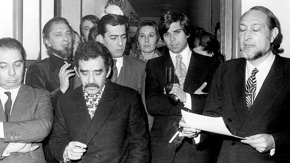 En primera fila, Gabriel García Márquez; detrás, Mario Vargas Llosa.