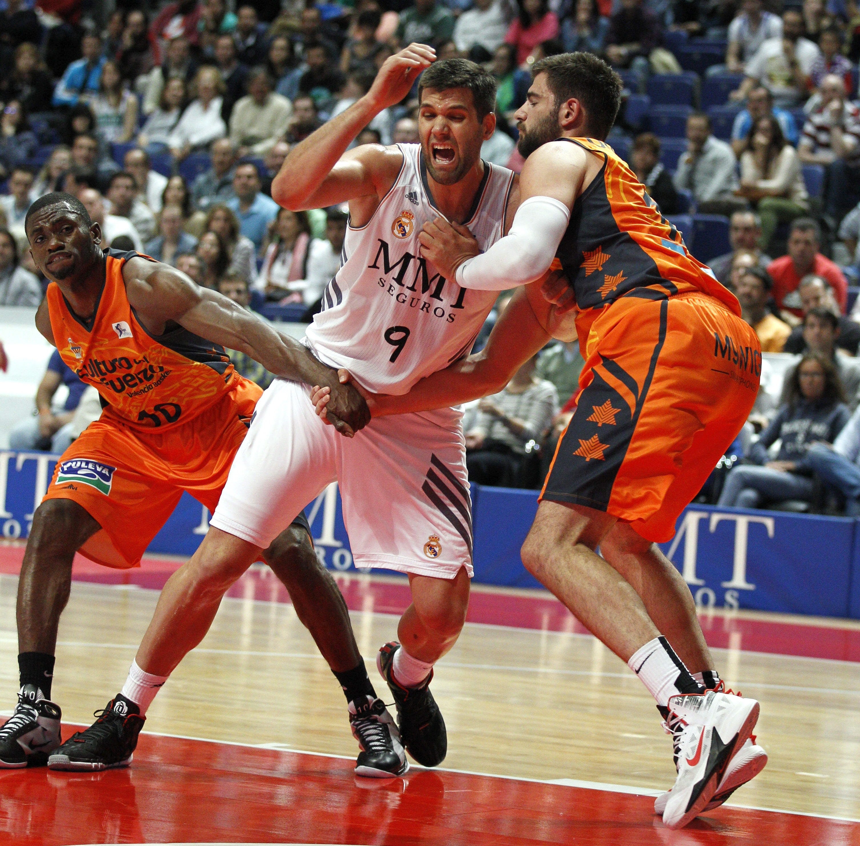 Felipe Reyes pelea con Dubljevic y Sato. 