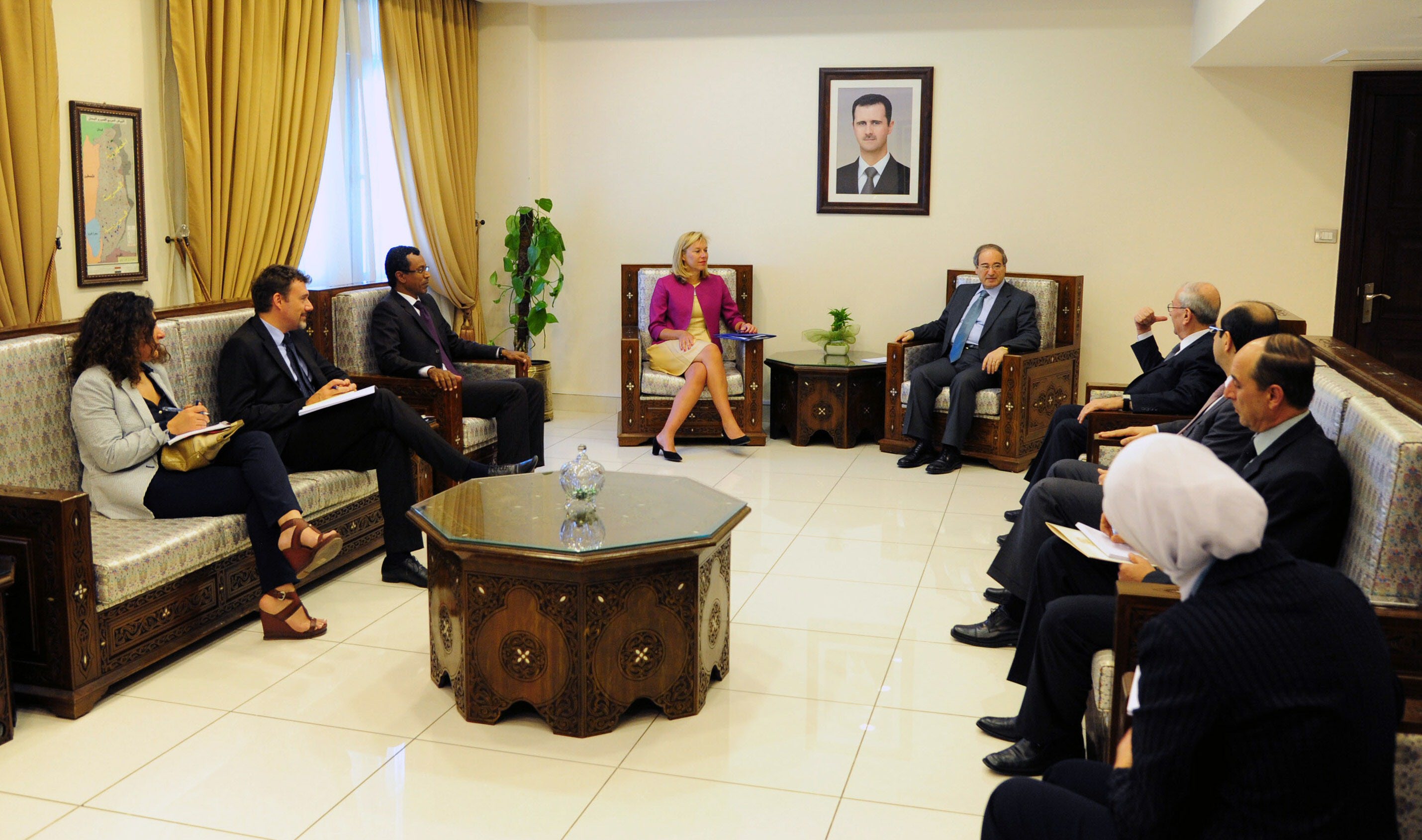 La jefa de la misión, Sigrid Kaag, reunida con figuras del régimen sirio. 