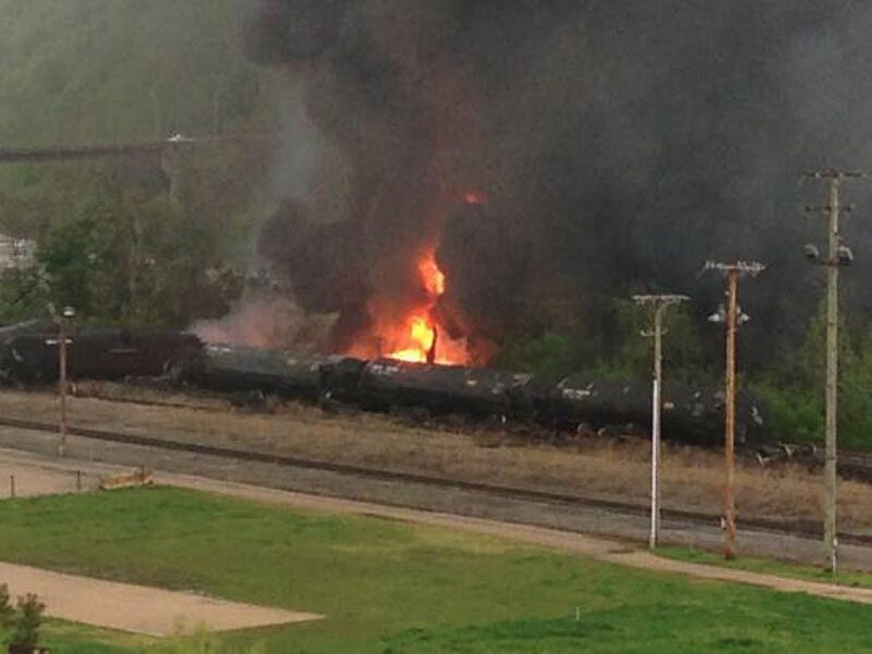 Evacúan varios edificios tras el incendio de un tren en Virginia