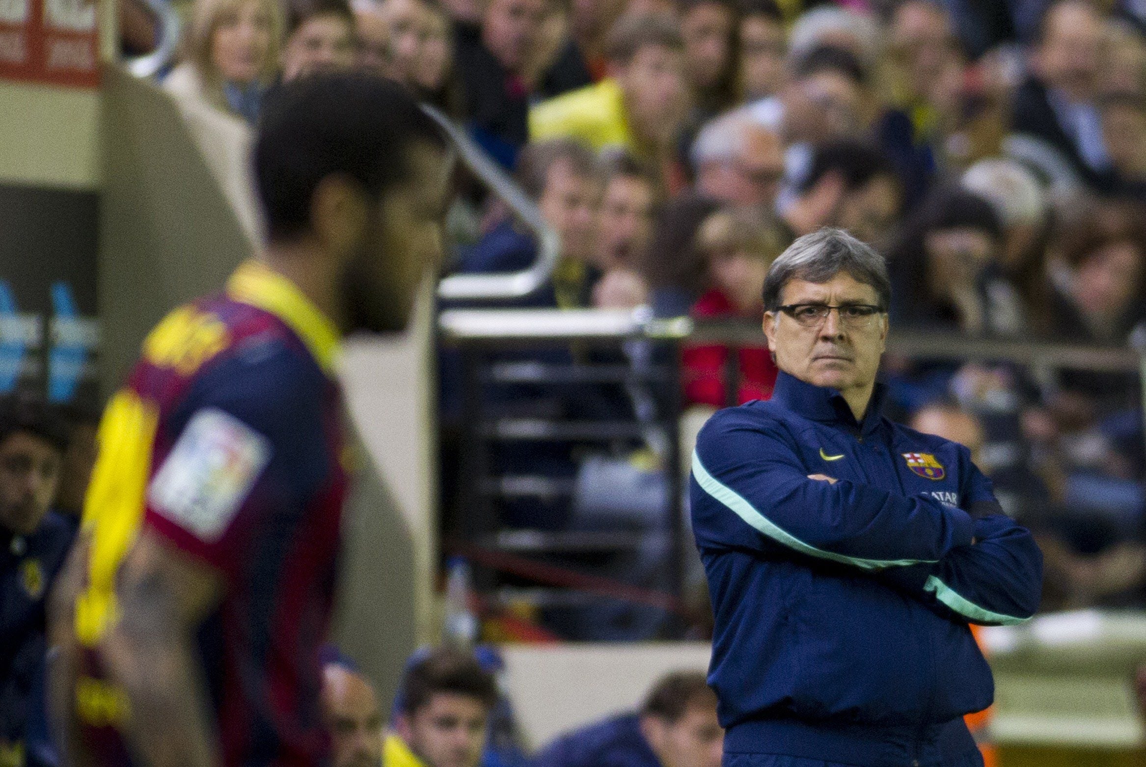 Martino (d) mira a Alves.  