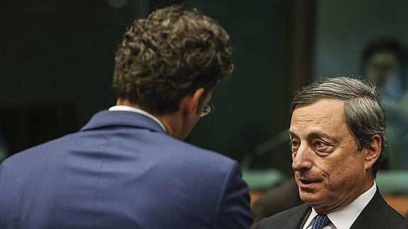 Draghi conversa con Dijsselbloem. 