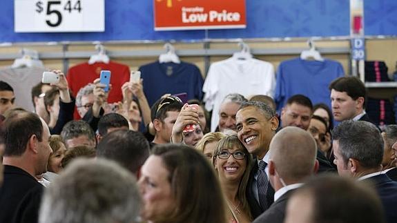 Una mujer se toma un 'selfie' con Obama tras un acto en California 