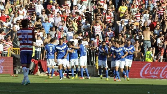 Los jugadores del Almería celebran un gol.  