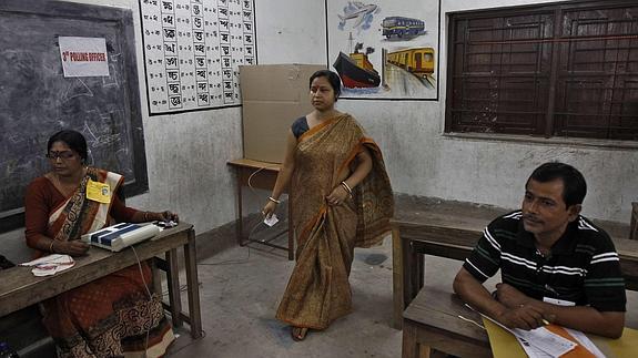 Votación en un colegio electoral de Varanasi. 