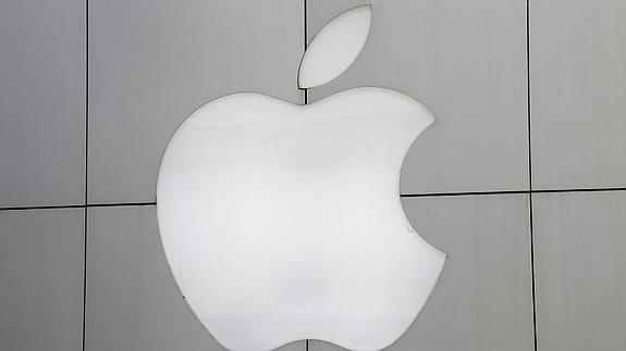 Logotipo de Apple en su tienda en Tokio. 