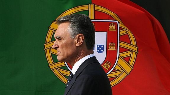 El presidente portugués, Aníbal Cavaco Silva, ante la bandera lusa. 