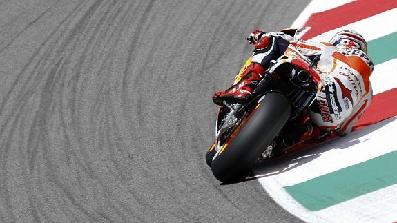 Márquez toma una curva de Mugello.