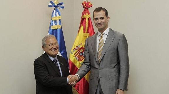 El príncipe de Asturias saluda a Salvador Sánchez Cerén (i). 