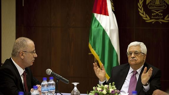 Rami Hamdala, jefe del nuevo Gobierno palestino, y Mahmud Abás. 