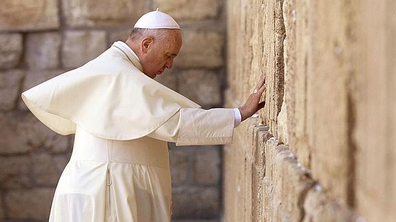 El Papa reza ante al Muro de las Lamentaciones
