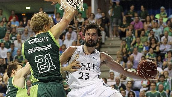 Llull (d), ante el alero del Unicaja Kuzminskas. 