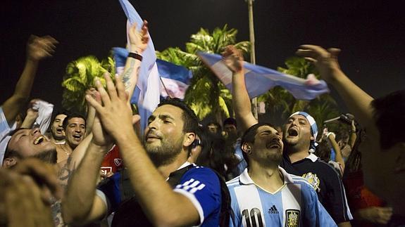 Aficionados argentinos, en Copacabana. 