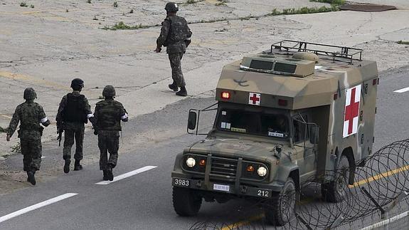 Imagen de la ambulancia que ha trasladado al detenido al hospital. 