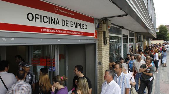 Cola ante una oficina de empleo. 