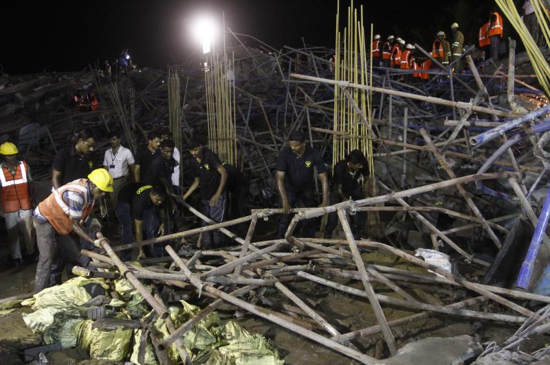 El equipo de rescate busca supervivientes entre los escombros. 