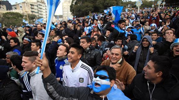Aficionados argentinos alentando a su selección