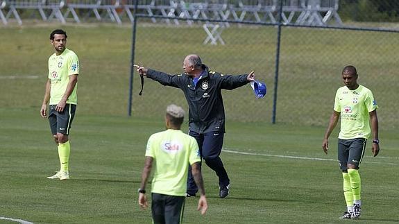 Scolari gesticula durante un entrenamiento 