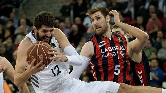 Mirotic rebotea ante Nocioni, su sustituto en el Madrid. 