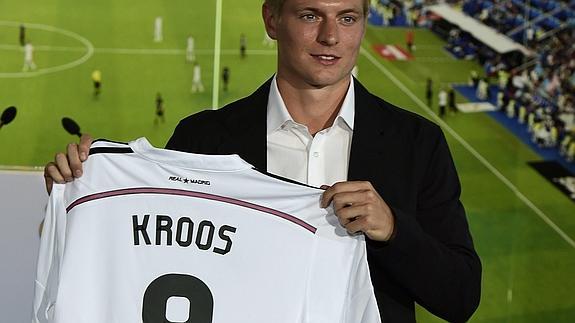 Toni Kroos posa con su nueva camiseta. 