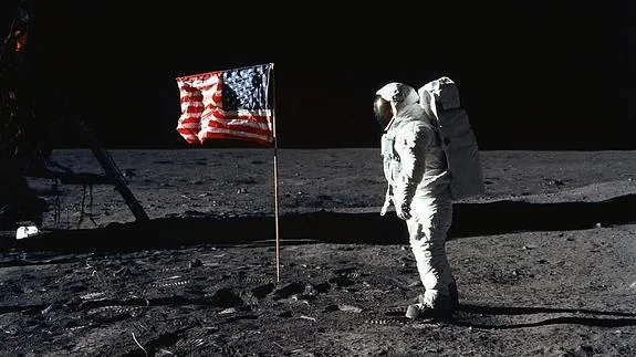 Neil Armstrong, junto a l bandera estadounidense. 