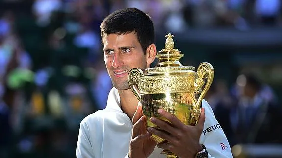 Novak Djokovic posa con el trofeo de Wimbledon. 